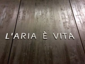 Holzwand mit Schriftzug L'Aria e Vita auf der Expo 2015 in Mailand