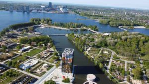 Blick von oben auf das Ausstellungsgelände der Floriade 2022 unter dem Motto Living Green Cities/ Lebende Grüne Städte