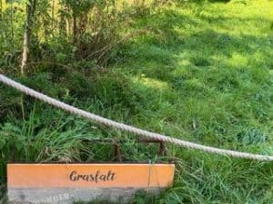 Grasfalt statt Asphalt: grüner Wiesenweg